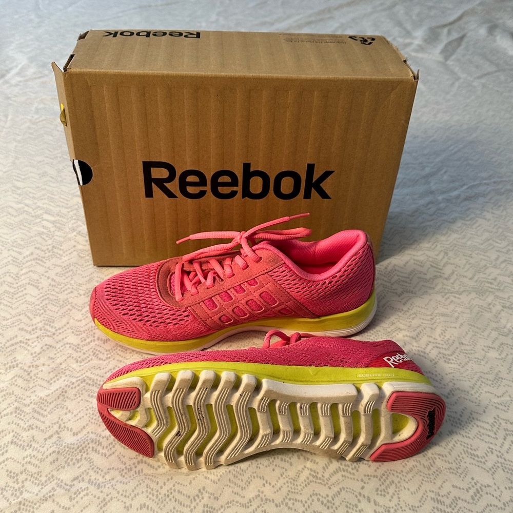 LIKE NEW Reebok size 7 sneakers